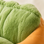 Detail de la matiere peluche et des rebords du panier hot-dog Sossiss